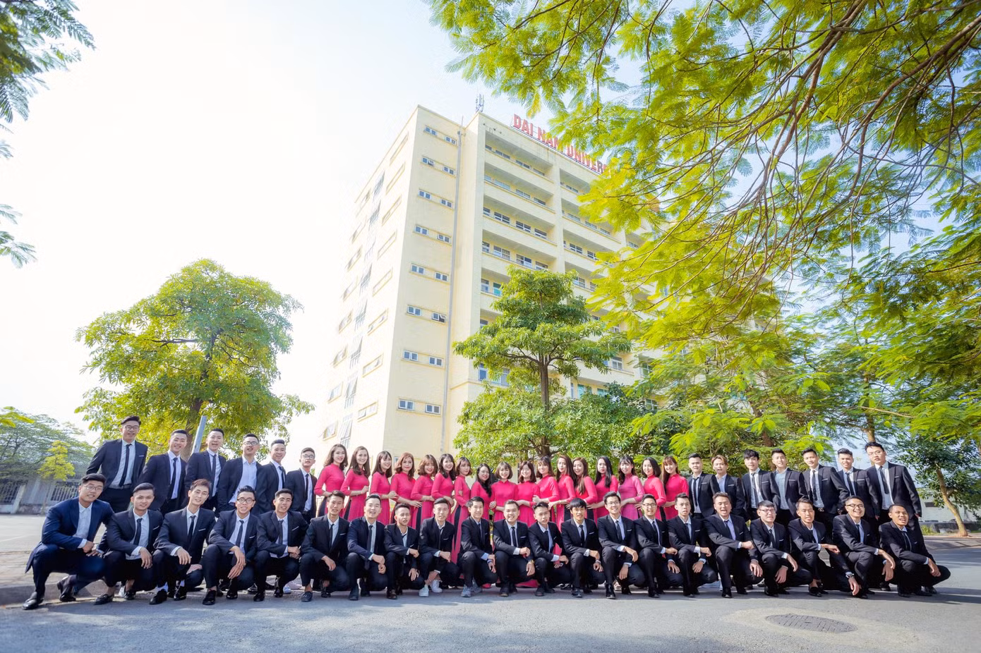 Những tọa độ “check in” đẹp mê mẩn tại Đại học Đại Nam ảnh 8