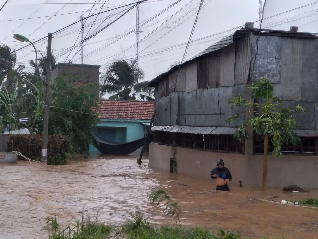 Bão tan nhưng dân phố biển Nha Trang vẫn bì bõm nơi nước ngập ảnh 1