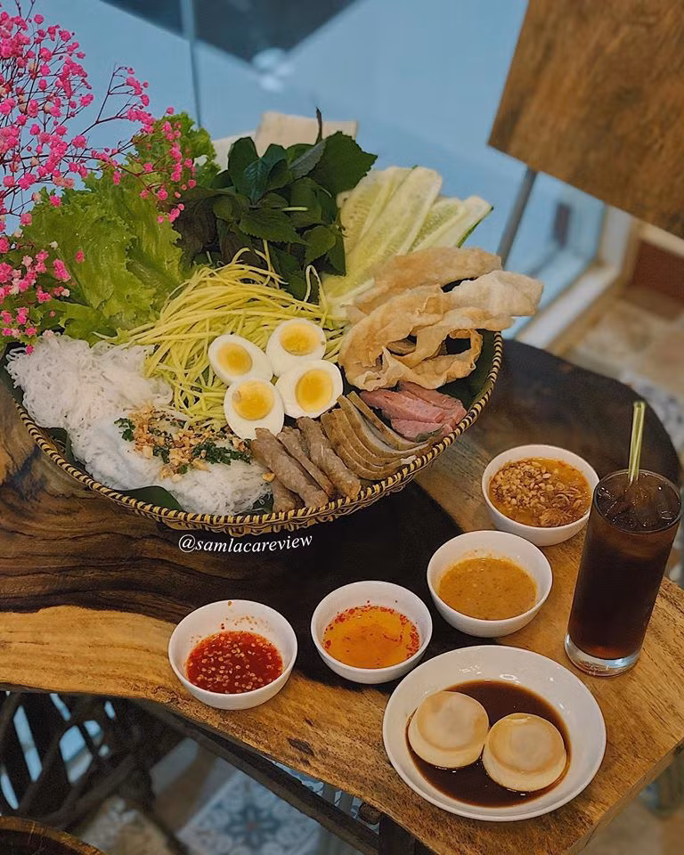 Bữa xế Sài Gòn: Hủ tiếu và mì vịt tiềm chay hay nem nướng Nha Trang chính hiệu? ảnh 7