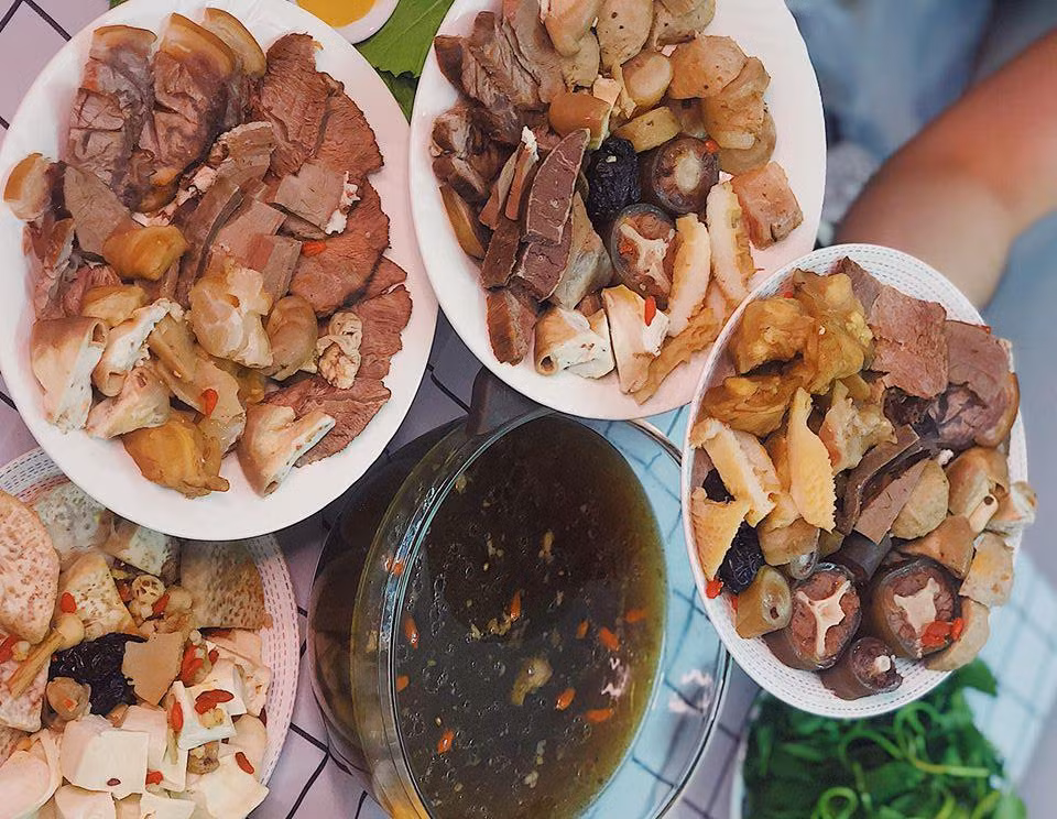 TP.HCM: Lẩu bò ấm bụng ngày mưa hay bún bò vị ngon trên từng cây số? ảnh 1