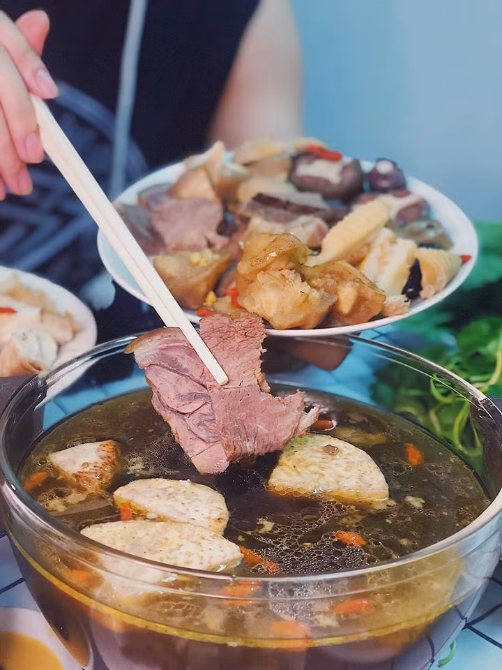 TP.HCM: Lẩu bò ấm bụng ngày mưa hay bún bò vị ngon trên từng cây số? ảnh 3