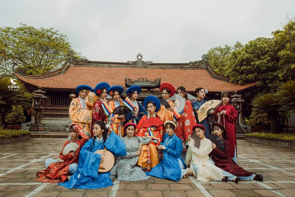 Trầm trồ trước vẻ đẹp của cổ phục Việt Nam trong bộ ảnh kỷ yếu của teen 12 Nam Định ảnh 8