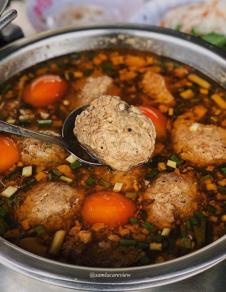 Ăn sập Sài Gòn: Bánh mì xíu mại hay cơm cháy kho quẹt? Hay là… cả hai? ảnh 2