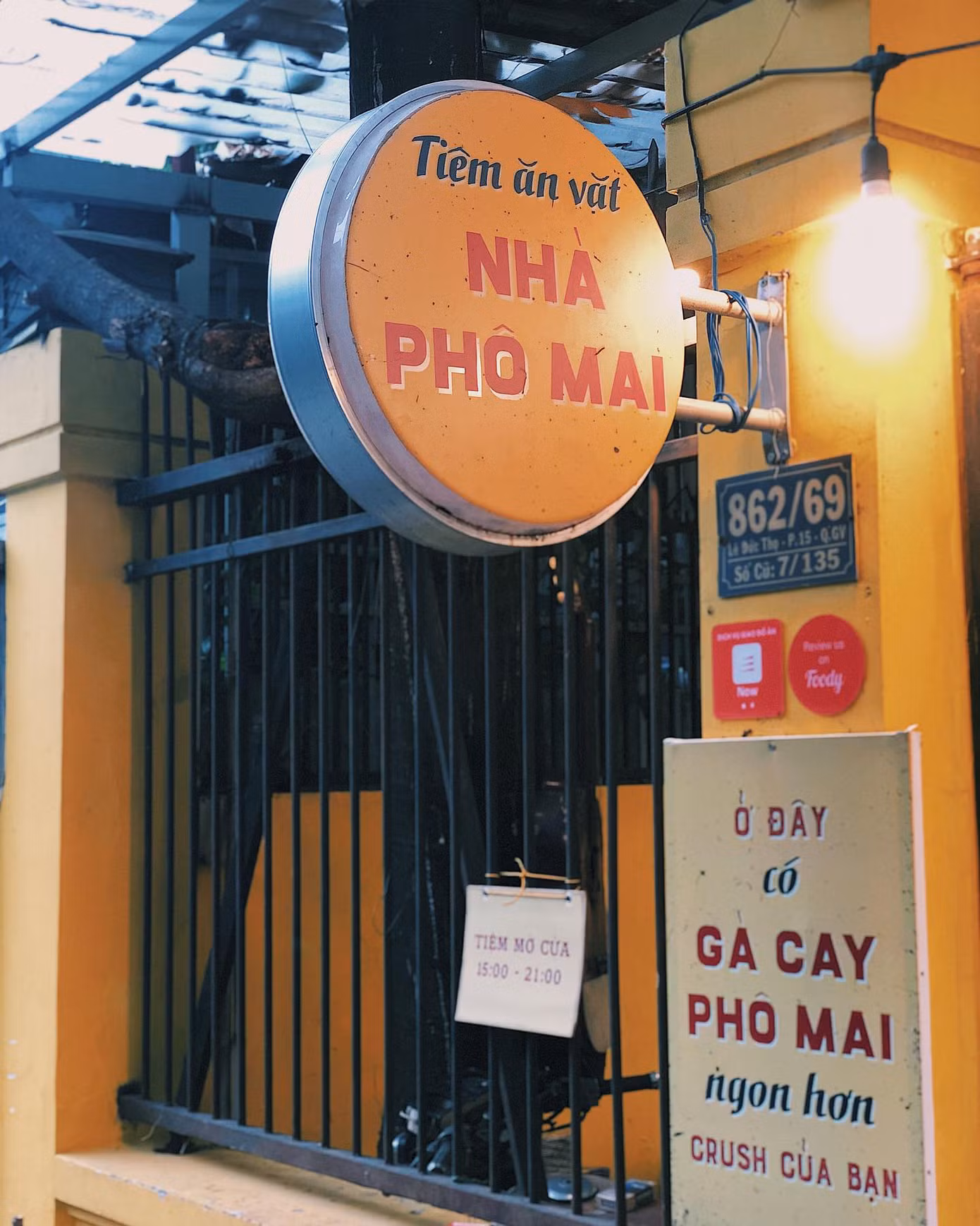 TP.HCM: “Phá đảo” tiệm xiên que đồng giá 8K và nhà phô-mai béo thơm trên từng cây số ảnh 5