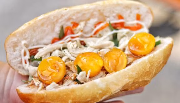 Ăn sáng cùng Sài Gòn: Liêu xiêu cùng món bánh mì gà xé trứng non lòng đào ngon dzách lầu ảnh 2