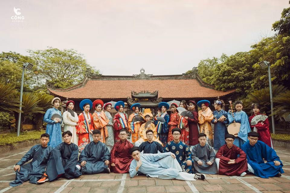Trầm trồ trước vẻ đẹp của cổ phục Việt Nam trong bộ ảnh kỷ yếu của teen 12 Nam Định ảnh 1