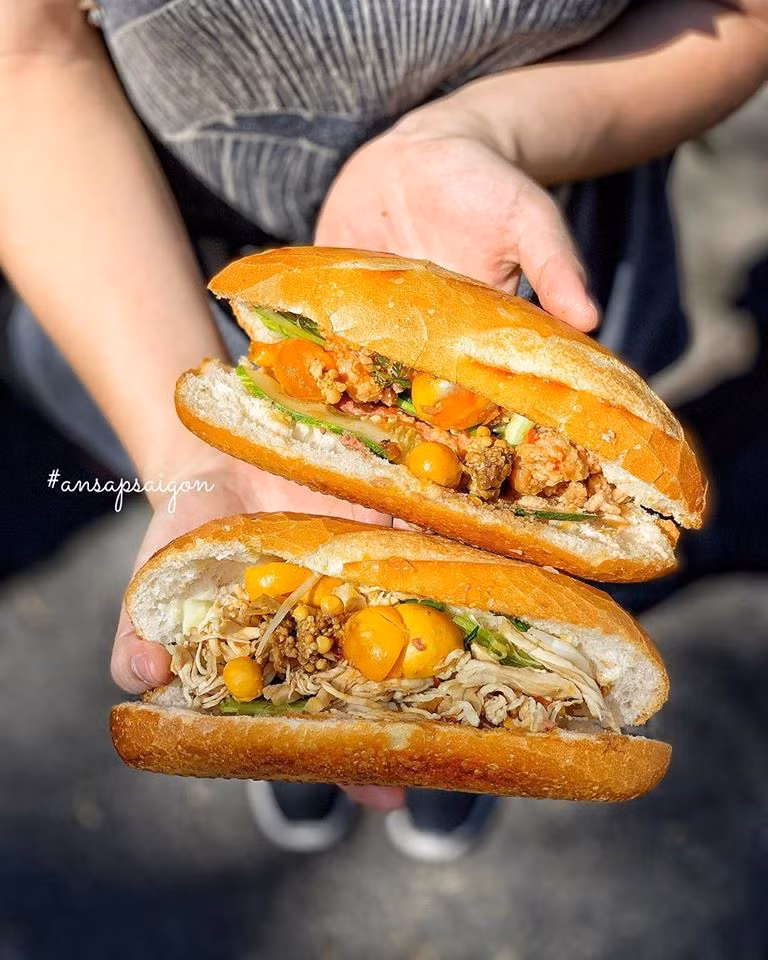 Ăn sáng cùng Sài Gòn: Liêu xiêu cùng món bánh mì gà xé trứng non lòng đào ngon dzách lầu ảnh 4