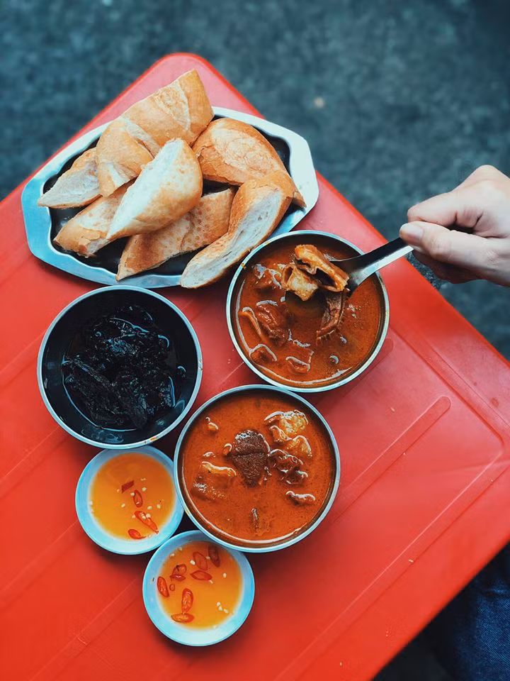 Hẹn hò Sài Gòn: Phá lấu và Bánh tráng - bộ đôi hoàn hảo cho bữa xế ngày mưa ảnh 1