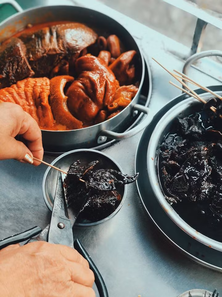 Hẹn hò Sài Gòn: Phá lấu và Bánh tráng - bộ đôi hoàn hảo cho bữa xế ngày mưa ảnh 2