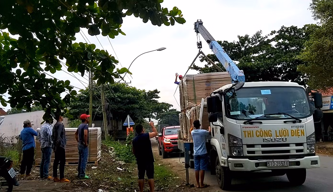 Xe cẩu va vào đường dây trung thế, một người đàn ông bị bỏng nặng ảnh 2