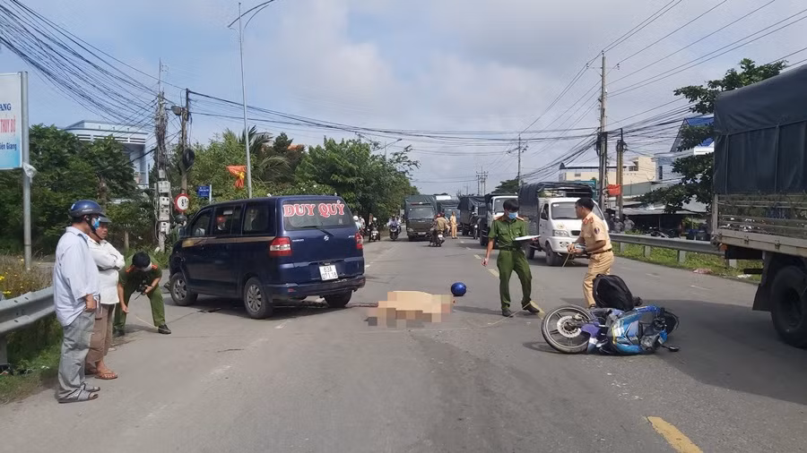 Nam thanh niên tử vong sau cú tông đuôi xe đầu kéo đang dừng bên đường ảnh 2 Nam thanh niên tử vong sau cú tông đuôi xe đầu kéo đang dừng bên đường ảnh 2