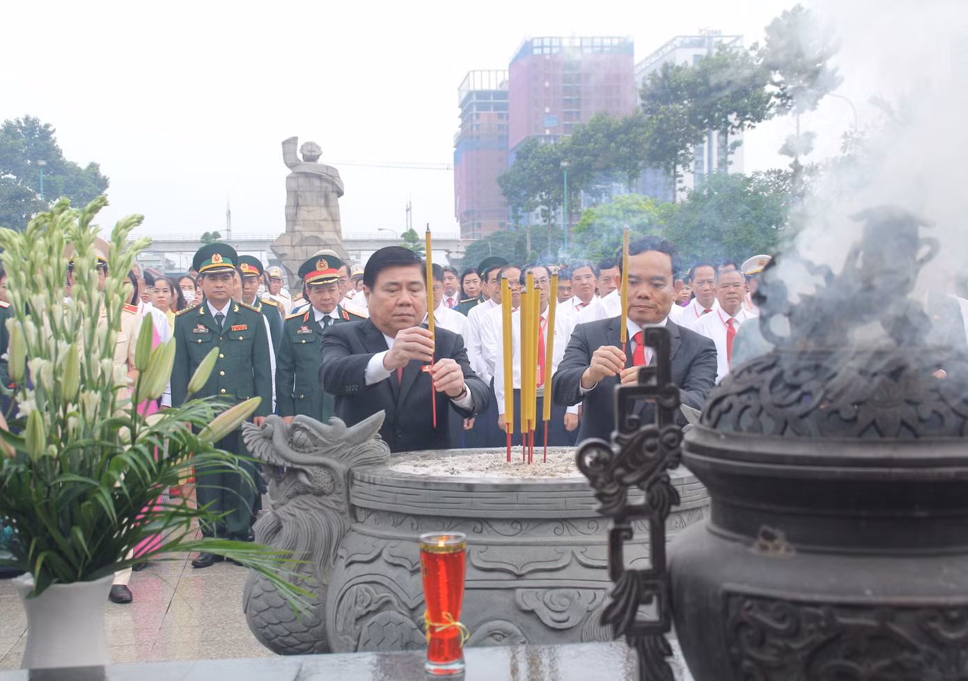 Đoàn đại biểu dự Đại hội Đảng bộ TPHCM dâng hương Anh hùng liệt sỹ ảnh 8