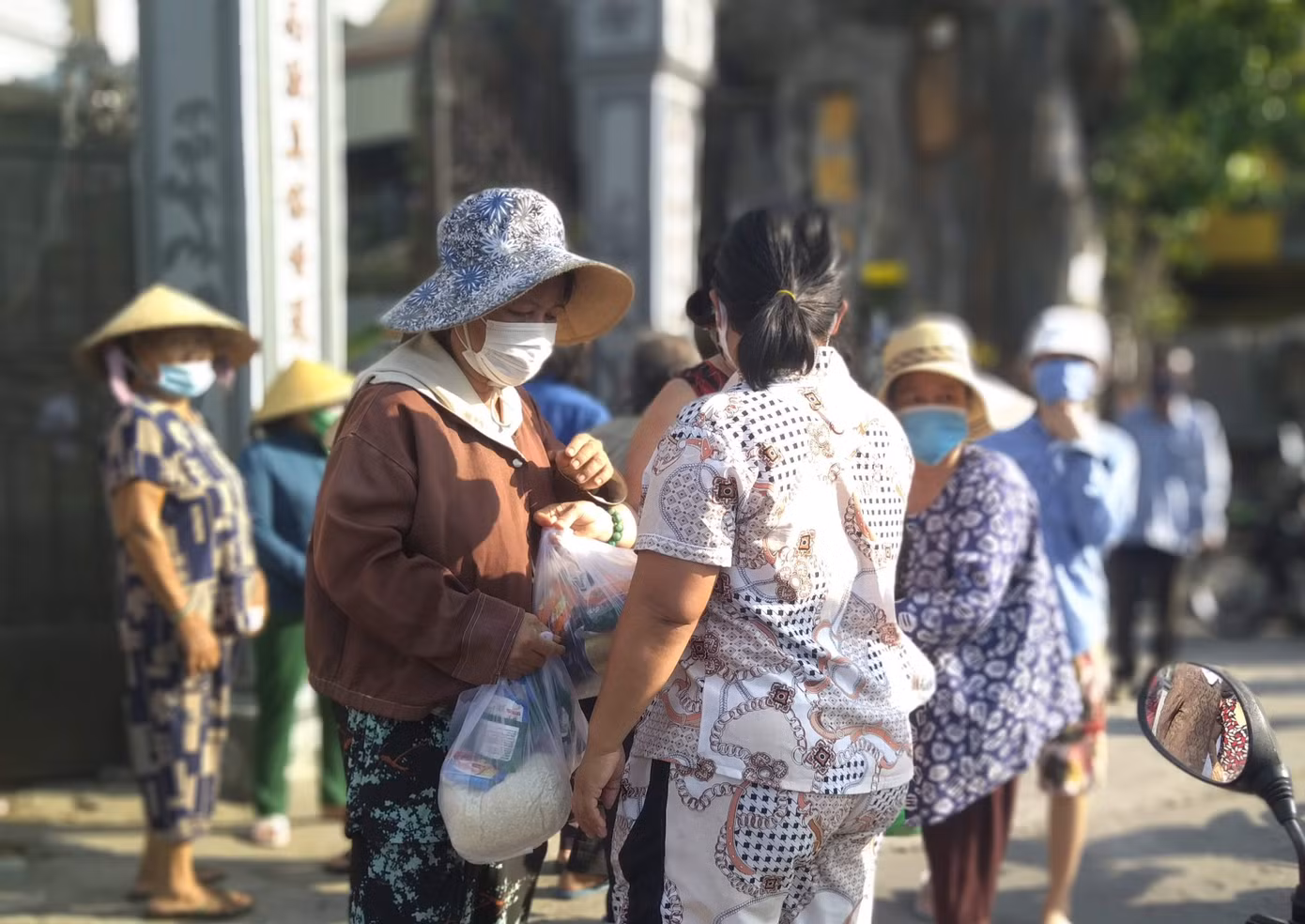 Nhà chùa nấu cơm, gửi nhu yếu phẩm cho người khó khăn ảnh 7