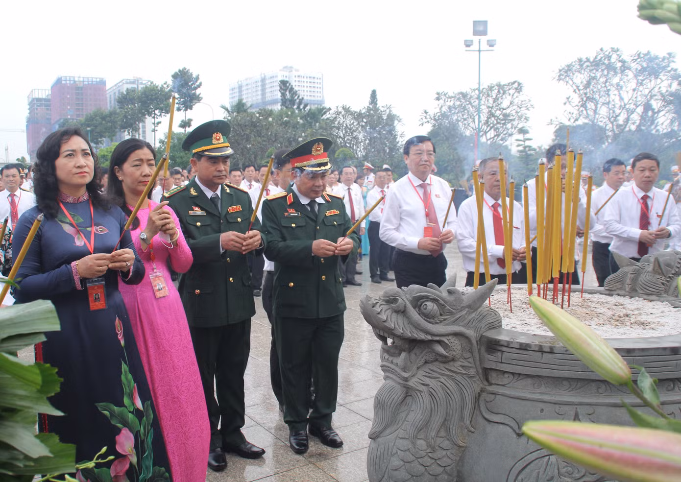 Đoàn đại biểu dự Đại hội Đảng bộ TPHCM dâng hương Anh hùng liệt sỹ ảnh 10