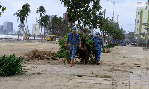 Cảnh tượng xót xa: Nhiều nơi tại Nghệ An ngập sâu trong nước lũ, khu vực biển bị sập bờ kè ảnh 17 Cảnh tượng xót xa: Nhiều nơi tại Nghệ An ngập sâu trong nước lũ, khu vực biển bị sập bờ kè ảnh 17