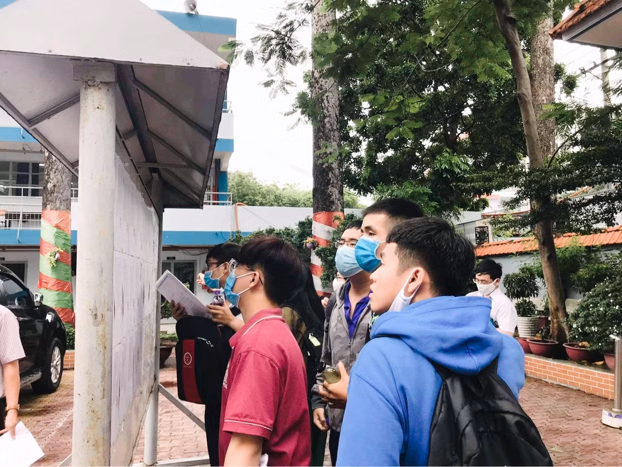 Teen “check-in” điểm thi tốt nghiệp THPT giữa sự “bảo vệ” của đội ngũ y tế, công an ảnh 3