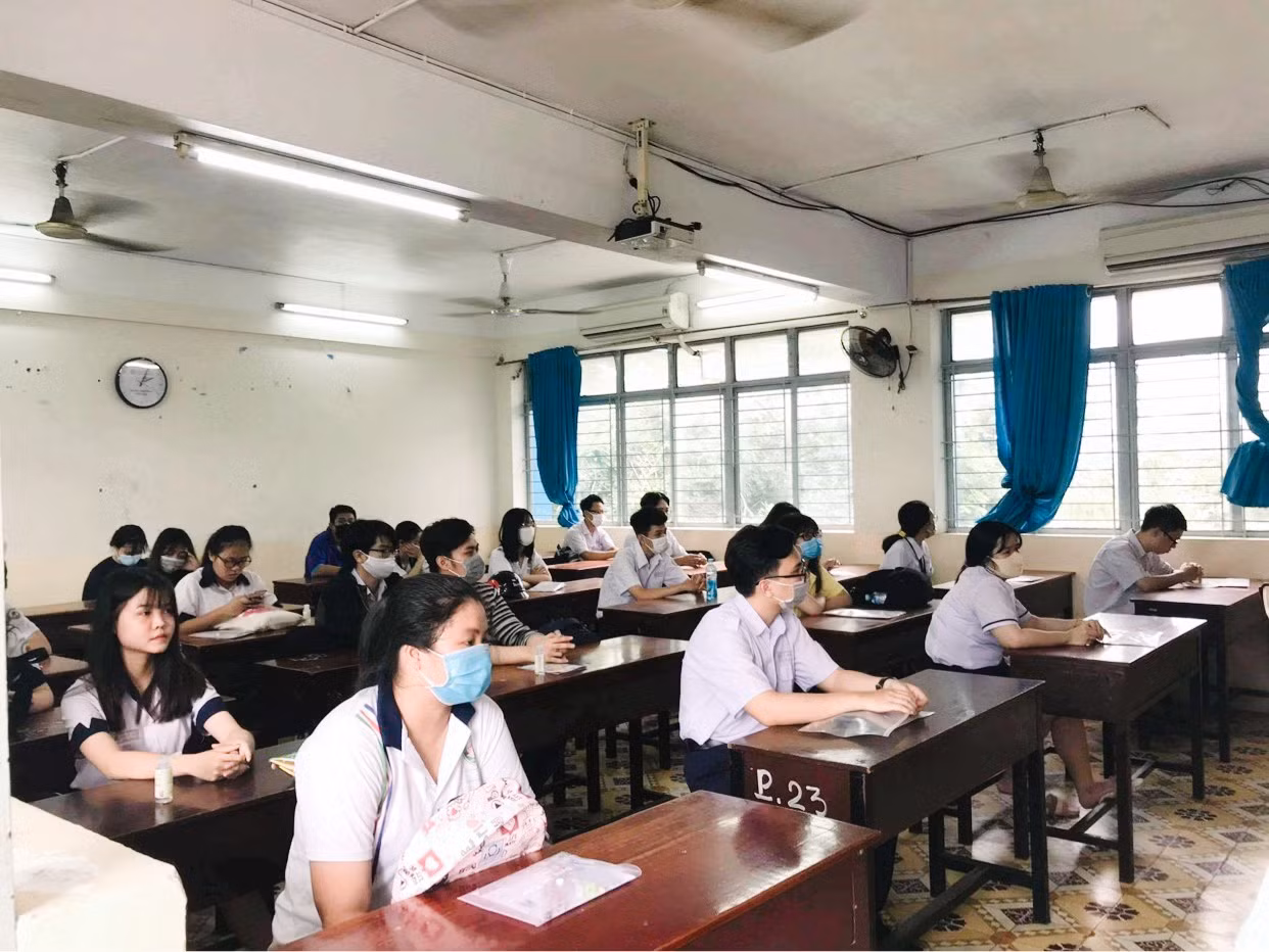 Teen “check-in” điểm thi tốt nghiệp THPT giữa sự “bảo vệ” của đội ngũ y tế, công an ảnh 4