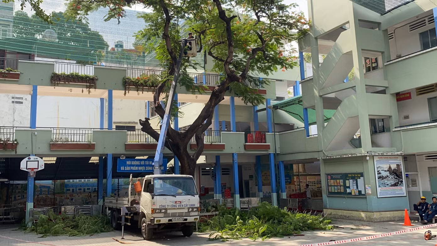 Sáng 27/5, học sinh THCS Bạch Đằng được ra về bằng cổng giữ xe thay vì đi cổng chính ảnh 8