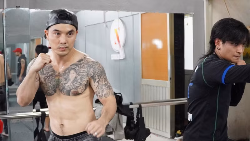Ưng Hoàng Phúc bán nude khoe cơ bụng 6 múi săn chắc ở tuổi 40 ảnh 1