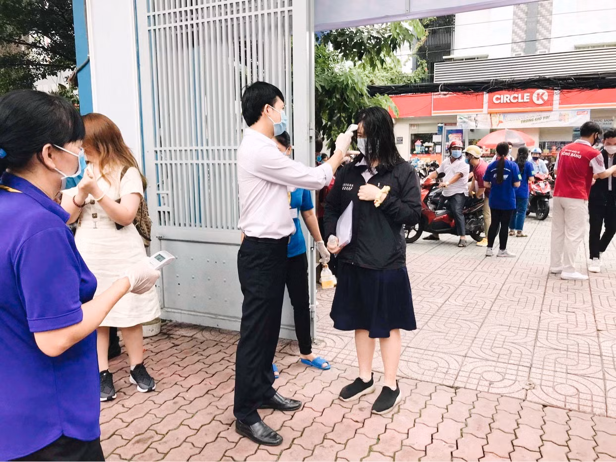 Teen “check-in” điểm thi tốt nghiệp THPT giữa sự “bảo vệ” của đội ngũ y tế, công an ảnh 1