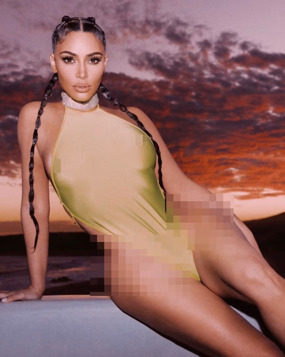Áo tắm táo bạo tôn đường cong 'nảy lửa' của Kim Kardashian ảnh 2