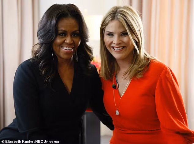 Bà Obama, 'Người đàn bà đẹp' Julia Roberts và sao Hollywood gốc Việt sắp đến VN ảnh 1
