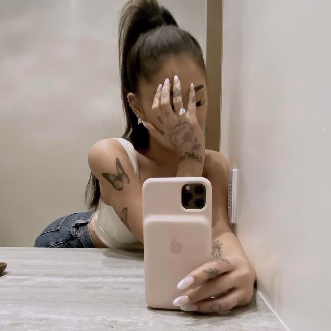 HOT: Ariana Grande đã đính hôn với bạn trai Dalton Gomez, khoe nhẫn kim cương hạnh phúc ảnh 2