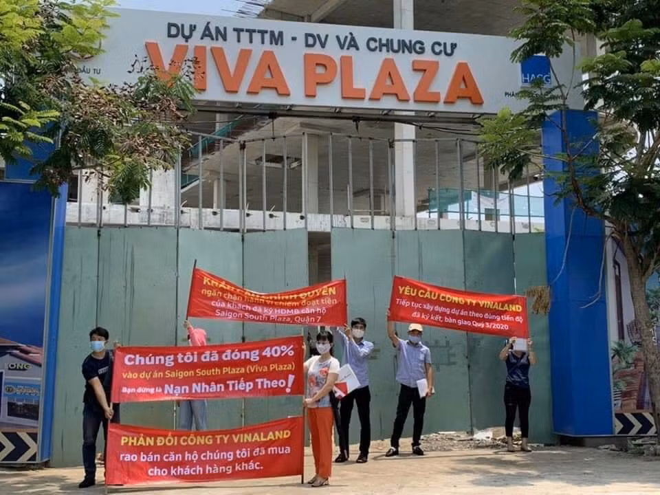 Nội bộ Vinaland ‘va chạm’, khách hàng dài cổ chờ nhà ảnh 1