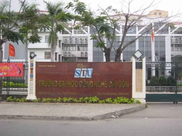 Sinh viên trường ĐH Công nghệ Sài Gòn phải đi khai báo y tế vì BN 1451 ảnh 1