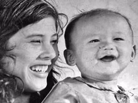 Vợ cũ Brad Pitt đấu giá ảnh khoả thân thời trẻ quyên tiền chống COVID-19 ảnh 13