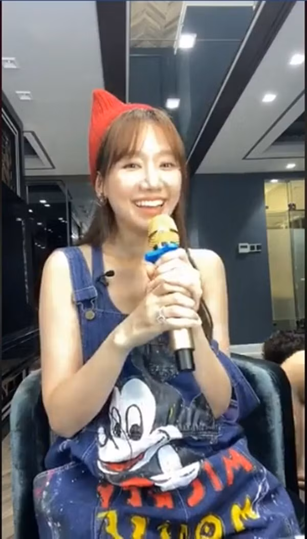Còn cô vợ nào hồn nhiên hơn Hari Won: Livestream để lọt cả Trấn Thành đang ở trần ảnh 2