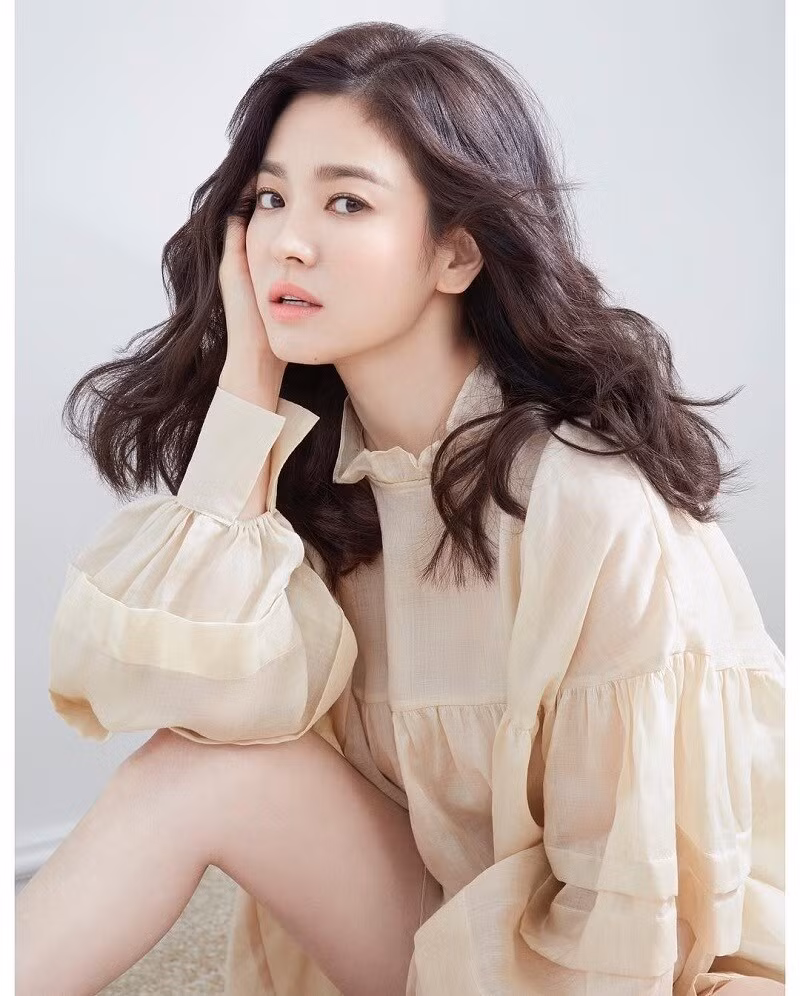 Thử nghiệm phong cách trang điểm ấn tượng, Song Hye Kyo bị chê già và kém sắc ảnh 6