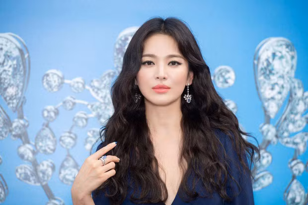Thử nghiệm phong cách trang điểm ấn tượng, Song Hye Kyo bị chê già và kém sắc ảnh 3