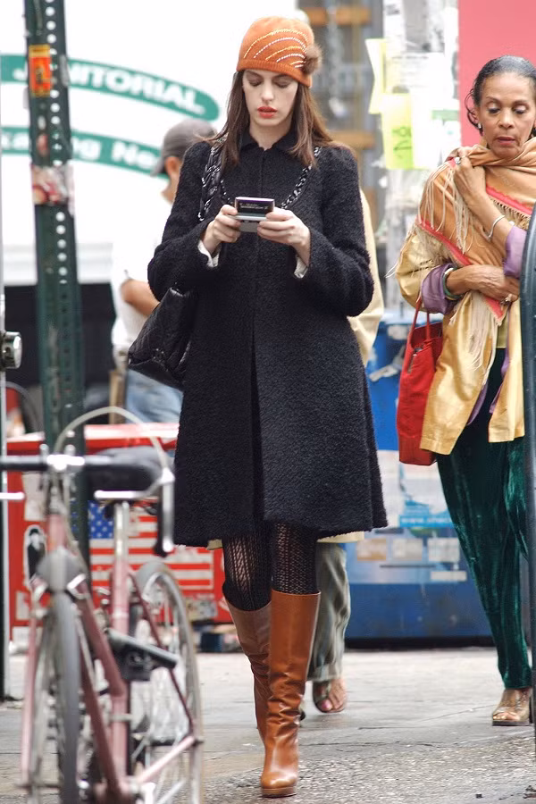 Đóng phim nào cũng tạo xu hướng thời trang, Anne Hathaway quả đúng là “nữ hoàng mặc đẹp” ảnh 5