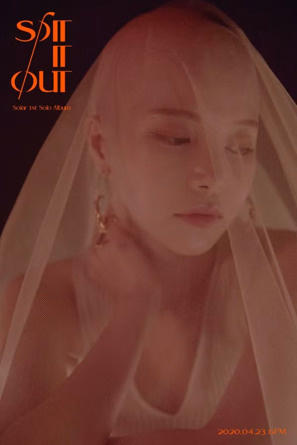 Hết cạo trọc đầu lại mặc váy nhựa trong suốt, Solar (Mamamoo) khiến khán giả ngán ngẩm ảnh 2