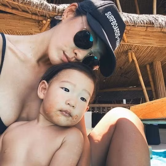 Mặc bikini đi biển giữa thời điểm Covid-19 bùng phát, mỹ nhân này bị chỉ trích ảnh 2