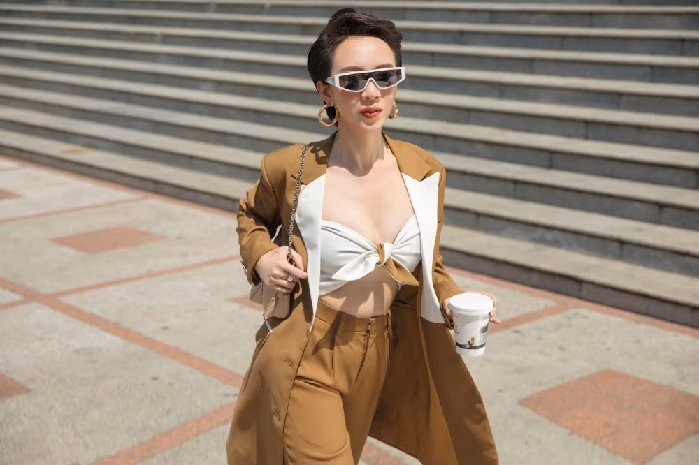 Thu Trang sang chảnh xuống phố, tóc ngắn cá tính mà vẫn đẹp rạng ngời ảnh 9