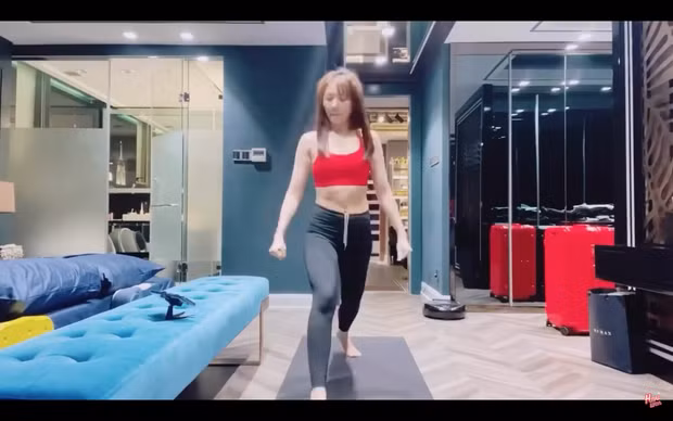 Hari Won khoe video tập thể dục vô tình hé lộ phòng ngủ của hai vợ chồng ảnh 2