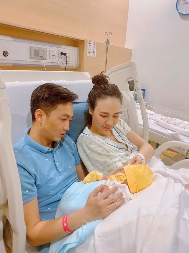 Choáng ngợp với tủ quần áo đồ sộ của con gái Cường “Đôla” - Đàm Thu Trang ảnh 1