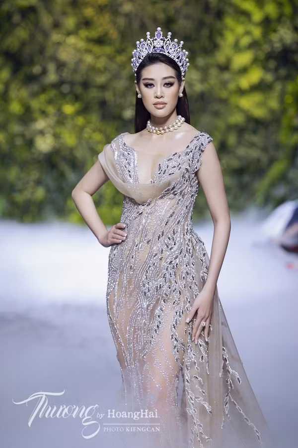 Lần đầu tái xuất sàn diễn sau khi sinh con, Lan Khuê lộng lẫy như nữ thần ảnh 6