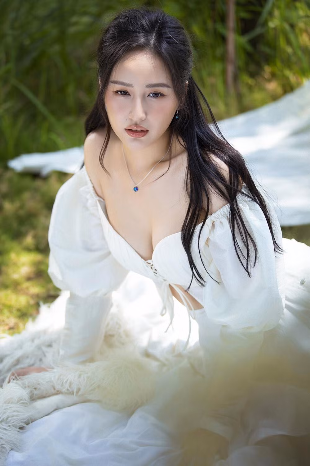 Đỏ mặt với những bộ đầm cổ sâu khoét rộng khoe ngực hết cỡ của Mai Phương Thúy ảnh 9