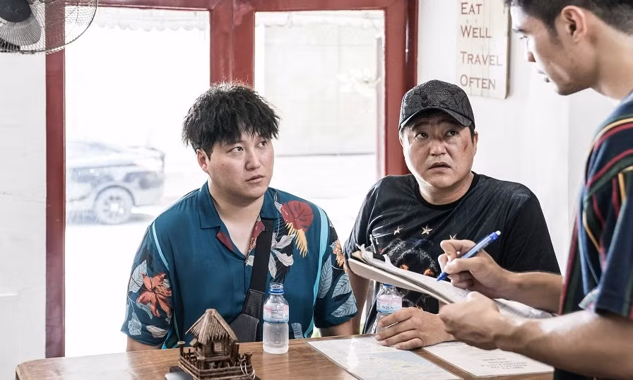 Việt Hương và MC Đại Nghĩa ủng hộ hàng tấn gạo cho miền Trung ảnh 17