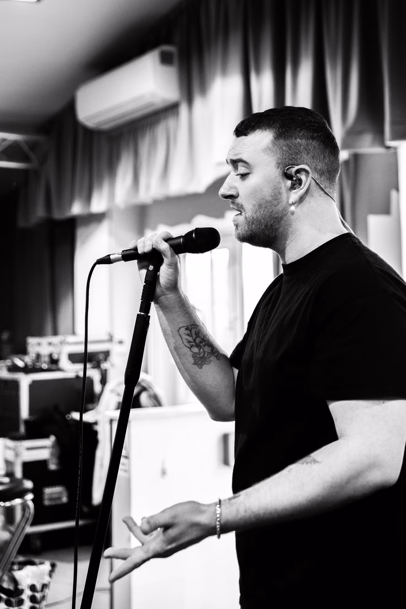 Hết đổi tên đến lùi ngày ra album mới tận 5 tháng nhưng Sam Smith lại đụng Ariana Grande ảnh 3
