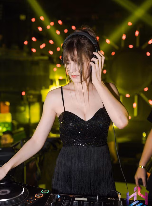 Nữ DJ người Ukraine bị đồn lộ clip nóng sở hữu mặt búp bê, thân hình 'bốc lửa' ảnh 4