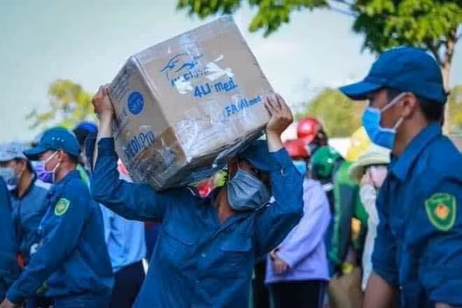 Gửi cả 'siêu thị' vào khu cách ly: Xót người nhà, ai xót các chiến sĩ dân quân? ảnh 1