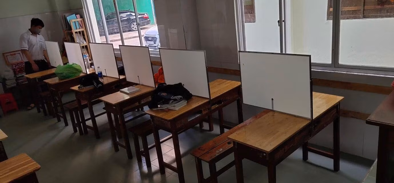 TP.HCM: Chia lịch học theo ca, xếp hàng cách 2m, học sinh đeo khẩu trang và đo thân nhiệt ảnh 12