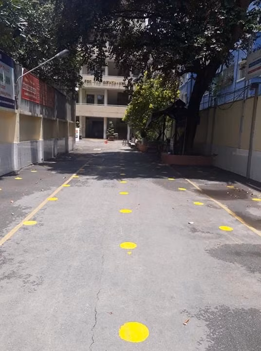 TP.HCM: Chia lịch học theo ca, xếp hàng cách 2m, học sinh đeo khẩu trang và đo thân nhiệt ảnh 1