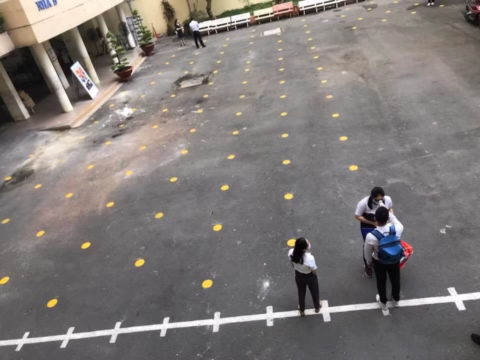 TP.HCM: Chia lịch học theo ca, xếp hàng cách 2m, học sinh đeo khẩu trang và đo thân nhiệt ảnh 2