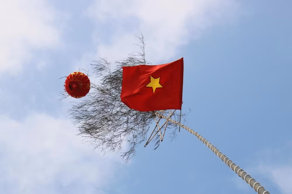 Độc đáo cách đón Tết bằng cây nêu rực rỡ trên các cung đường tại Nghệ An ảnh 2
