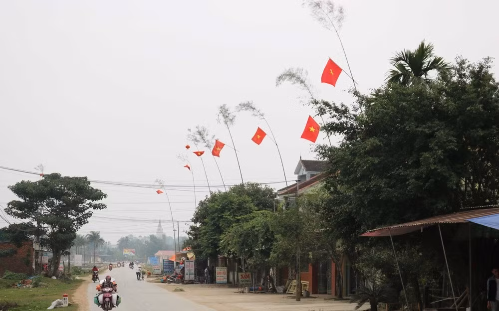 Độc đáo cách đón Tết bằng cây nêu rực rỡ trên các cung đường tại Nghệ An ảnh 1